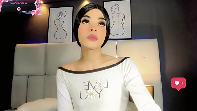 Amira_Ember Show Webcam
