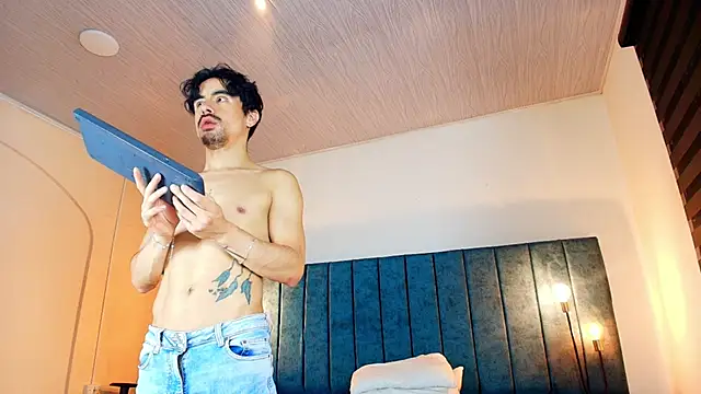Ethan_Briggs_ Live XXX-chat