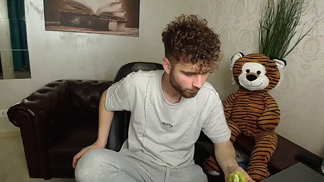 KyloEast Webcam show