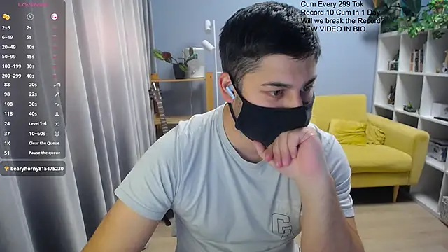 Tomguys: διαδικτυακό σόου στην κάμερα