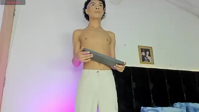 XXX chat uživo modela HotboyLyan