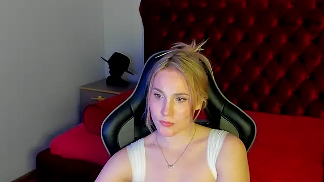 ElaraVoltage's Live XXX Chat