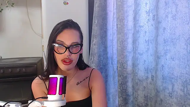 Show modela Cassie_Bae na web-kameri