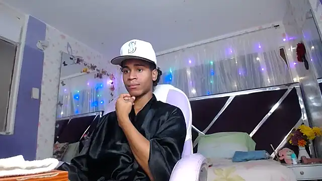 Santy_bigcock_01's Webcam Show