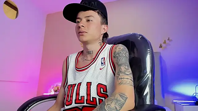 Nascary_Fox Show in webcam