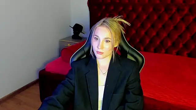 ElaraVoltage élő XXX-chatje