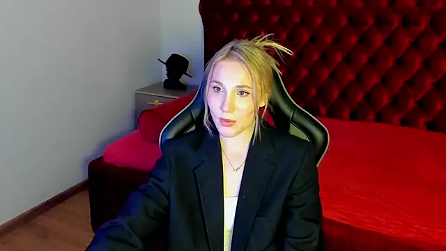 ElaraVoltage's Live XXX Chat