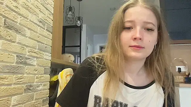 CharmingSarah's Live XXX Chat