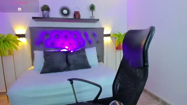Chat +18 de kitty_sweeety_ ao vivo