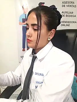 MAYE__13: διαδικτυακό σόου στην κάμερα