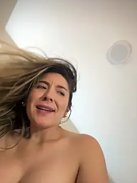 Mariana_gom Show in webcam