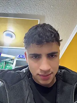 AdrianRinaldiのライブXXXチャット