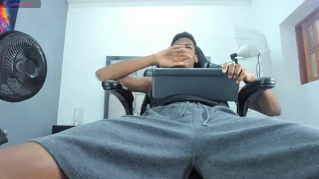 Chat +18 de khris__evans ao vivo