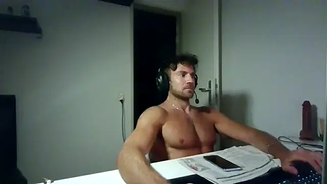 alpha-hunk: διαδικτυακό σόου στην κάμερα