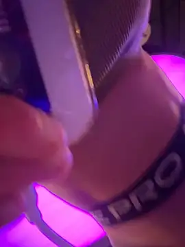XXX chat uživo modela F3ckd0lllucy