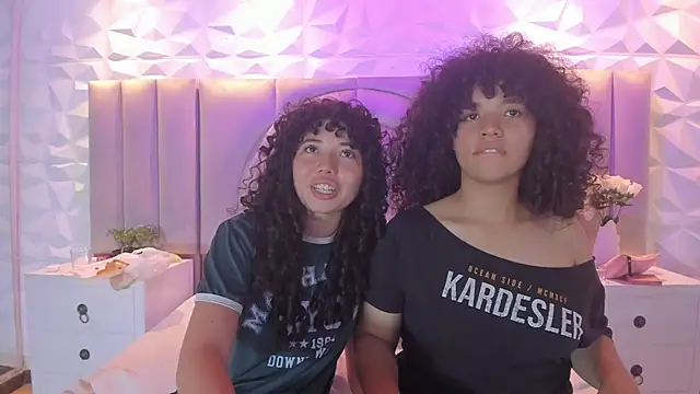 Chloe_and_Violeta webkamerás műsora