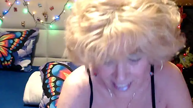 HappyWomanOn Show in webcam