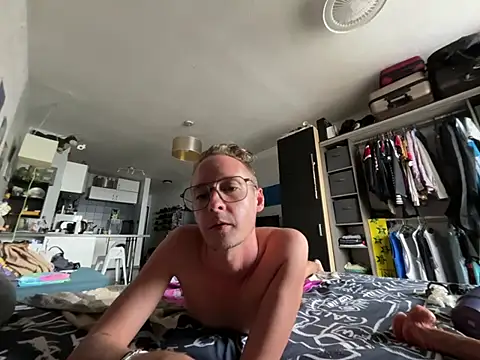 BlondieVelvet: διαδικτυακό σόου στην κάμερα