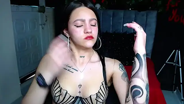 Violettasquirt Chat XXX live