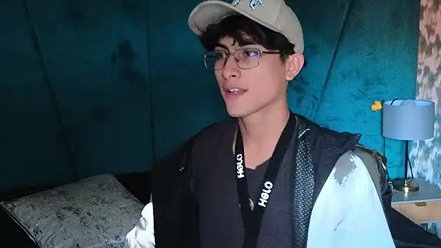 Онлайн чат XXX Aaron_Eze