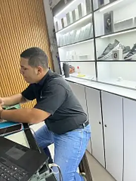 Patricio_02: διαδικτυακό σόου στην κάμερα