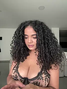 Curlyierr Show in webcam