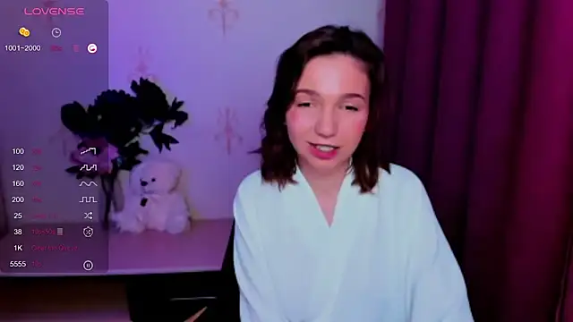Chatroom XXX en direct de KindHazelHere_