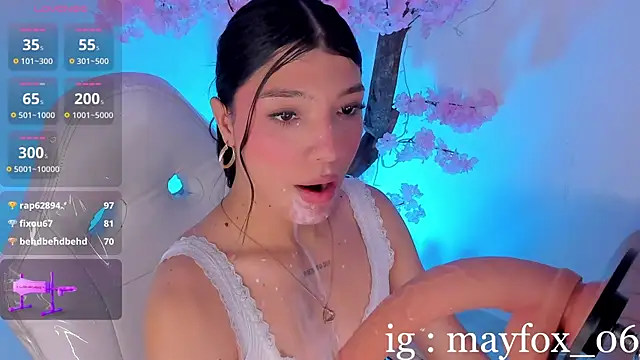 May_Fox_ Show in webcam