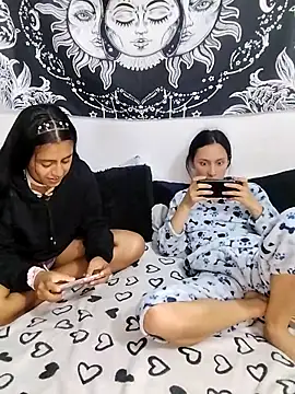 emily_n_abby's Live XXX Chat