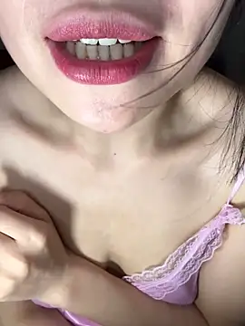 Lilyy_babyy 网络视讯表演