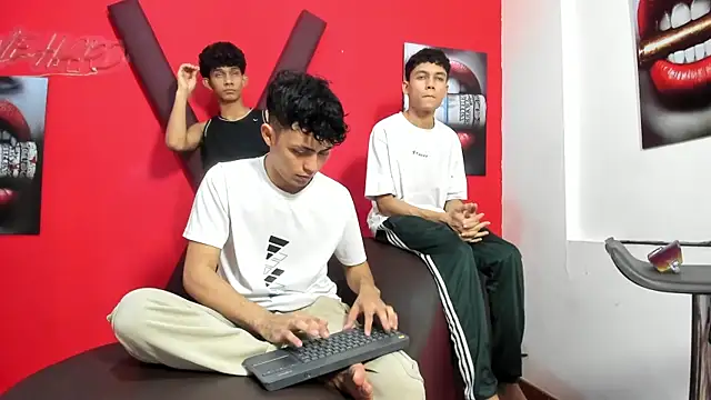 AVENGER_BOYS2026 Adlı Modelin Web Kamerası Şovu