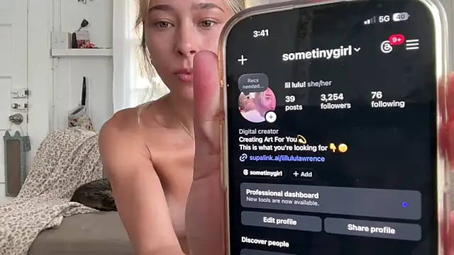 lululawrence Show in webcam