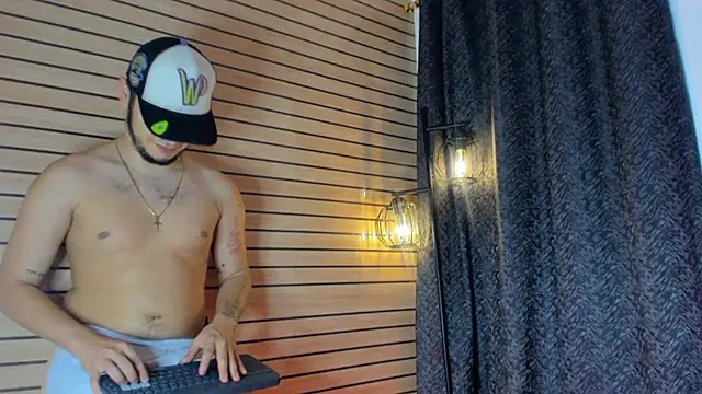 XXX chat uživo modela TheBatMansion