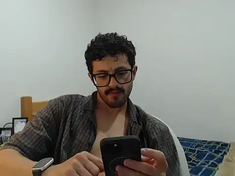 Show modela CuriousTomX na web-kameri