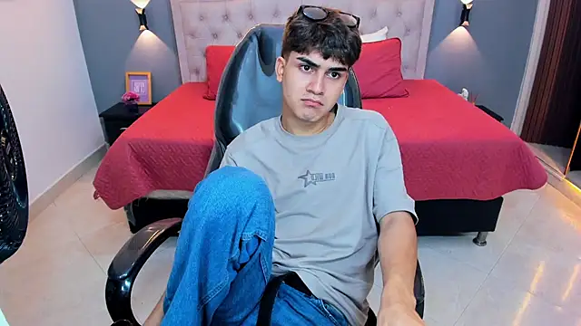 XXX chat uživo modela Tommy18__