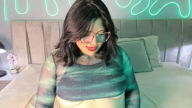 Amarisse_sides Show in webcam