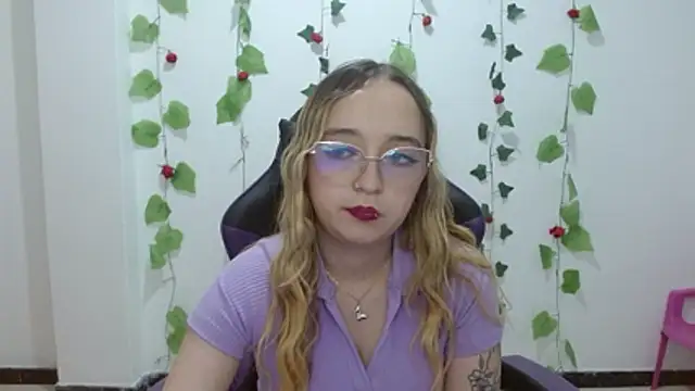 Liaroberts1 live XXX chat