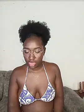 Show modela KaleaEbony na web-kameri