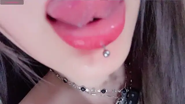 Yr_kitten_333 élő XXX-chatje