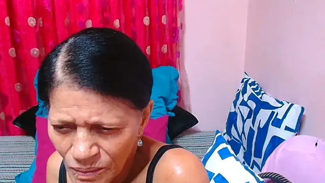 Chat +18 de SLUTTYROXY ao vivo