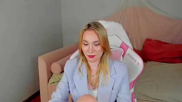 ElaraVoltage élő XXX-chatje