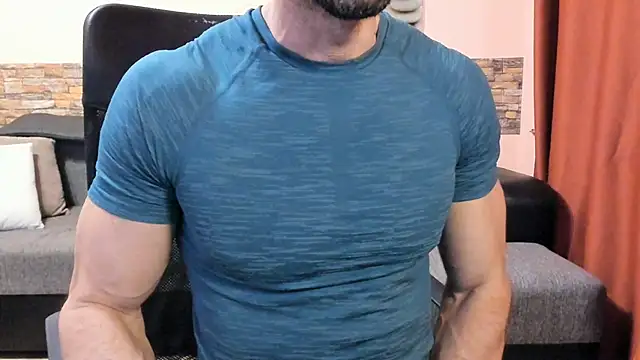 دردشة HotHunkTrainer الجنسية المباشرة