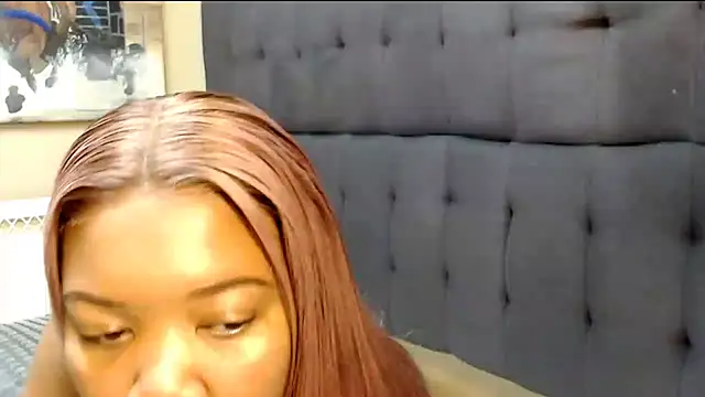 BigBunSquirt élő XXX-chatje