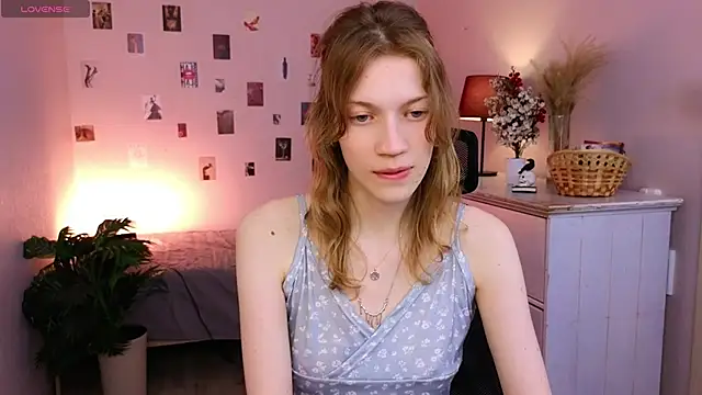 Emily_CartexのライブXXXチャット