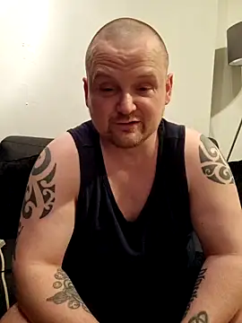 Pokazy przed kamerką – P4YNE