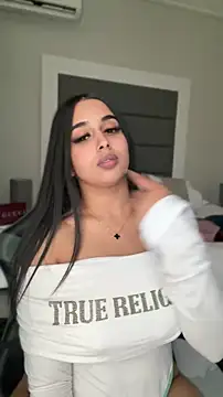 LilMisIndianx Show in webcam