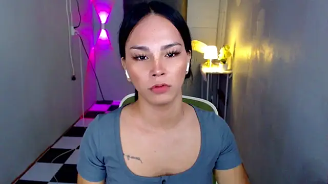 SanyaGirlx élő XXX-chatje