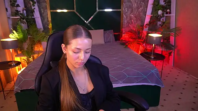 Pokazy przed kamerką – DoveLovee