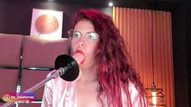 MiaTorres4 élő XXX-chatje