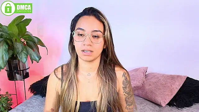Jules_n_Gia's Webcam Show